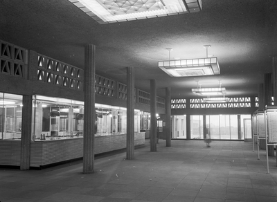 152520 Interieur van de hal in het N.S.-station Leiden te Leiden.